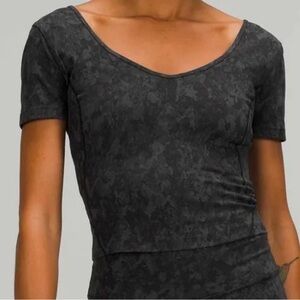 Lululemon Women’s Align T-Shirt Black Lace Snake Print Size 4